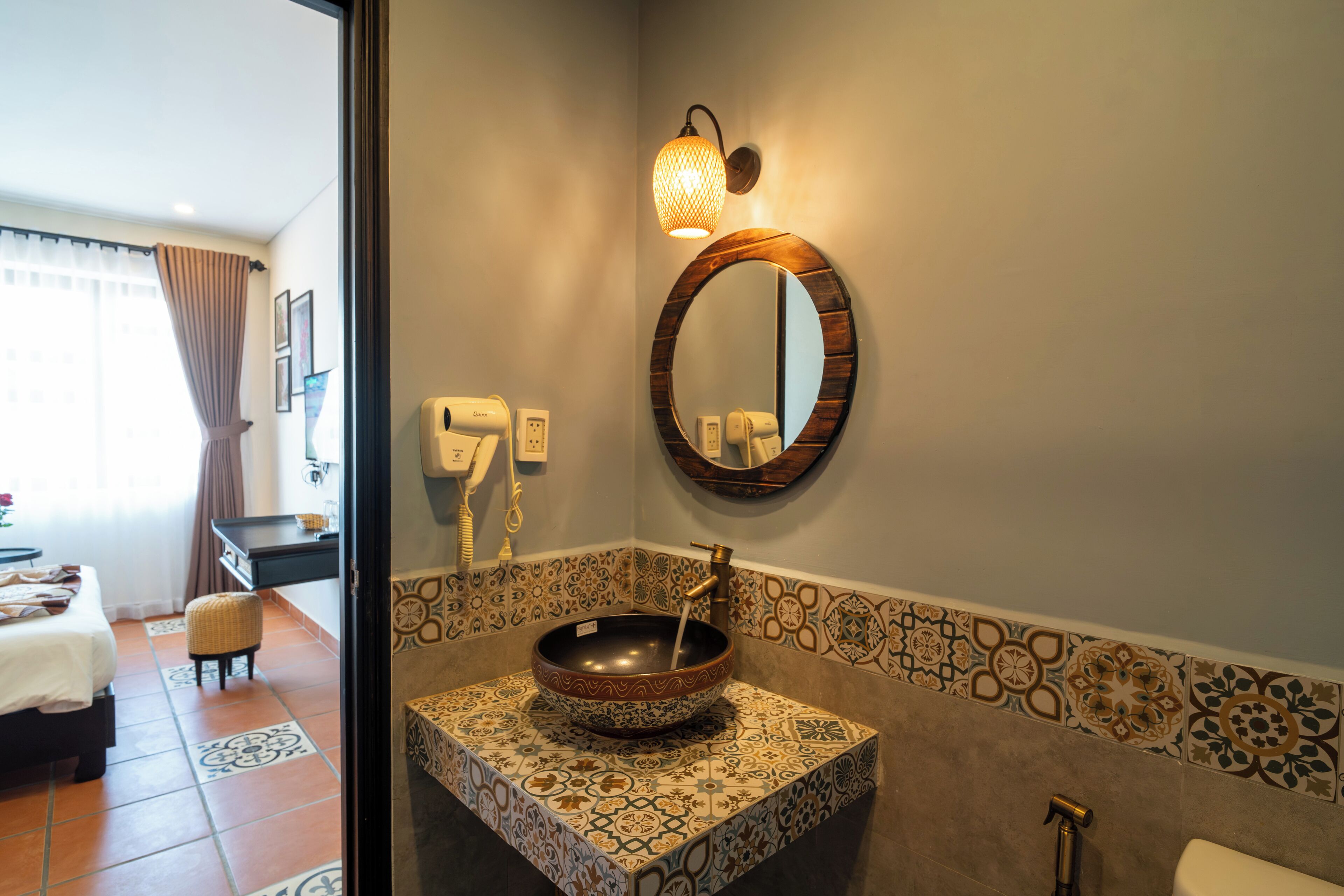 淋浴设施、旋水按摩花洒、环保洗浴用品、拖鞋