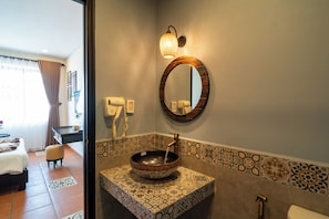 Dusj, dusjhode med hydromassaje, miljøvennlige toalettsaker og tøfler