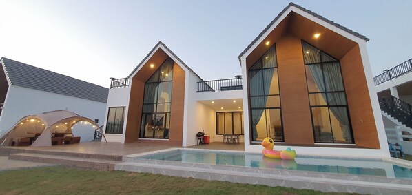 Pool - Nordic style: Spacious 600 sq.m, sleeps 22 comfortably. Perfect for large groups (Tambon Pong Ta Long)