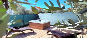 Private family -sized  mobile home Olive Tree. Pet- Friendly