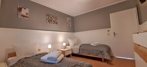 1 slaapkamer, een bureau, een strijkplank/strijkijzer, reisbedje