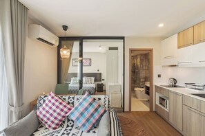 Standard-huoneisto, parveke, osittainen merinäköala | 1 makuuhuone, tallelokero huoneessa, silitysrauta/-lauta, ilmainen Wi-Fi