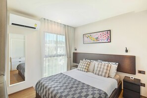 Standaard appartement, balkon, gedeeltelijk uitzicht op zee | 1 slaapkamer, een kluis op de kamer, een strijkplank/strijkijzer