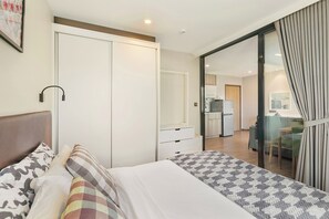 Standaard appartement, balkon, gedeeltelijk uitzicht op zee | 1 slaapkamer, een kluis op de kamer, een strijkplank/strijkijzer