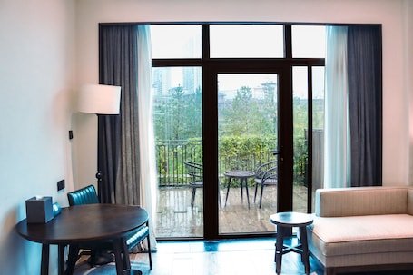 Superior Deluxe Room - Lake-View (Double Bed) | Desk, iron/ironing board, rollaway beds, bed sheets. WANDA JIN Yan'an