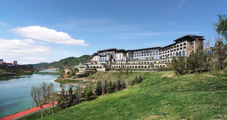 Guestroom - Lake-View (Double Bed) | View from room. WANDA JIN Yan'an