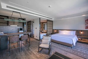 Habitación doble de lujo, cocineta | Escritorio, tabla de planchar con plancha, camas extra y ropa de cama 