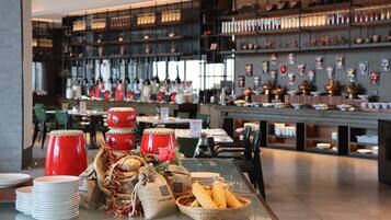 Daily buffet breakfast (CNY 79 per person)