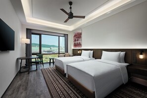Guestroom - Lake-View (2 Beds) | Desk, iron/ironing board, rollaway beds, bed sheets - WANDA JIN Yan'an (Yan'an)