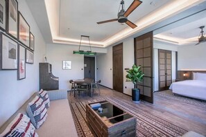 Habitación doble de lujo | Escritorio, tabla de planchar con plancha, camas extra y ropa de cama 