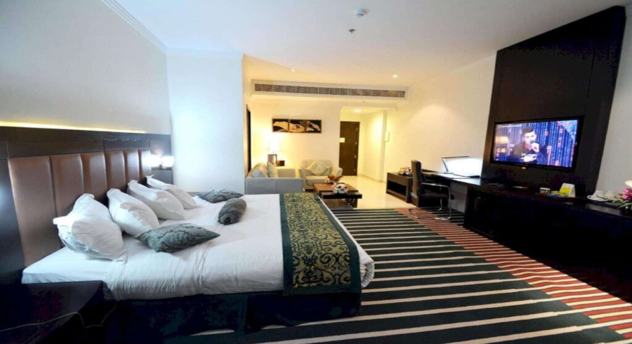 1 Schlafzimmer, Schreibtisch, Bettwäsche