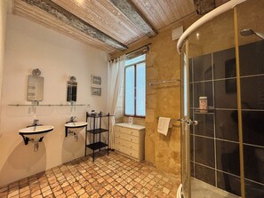 Douche, sèche-cheveux, serviettes fournies, savon