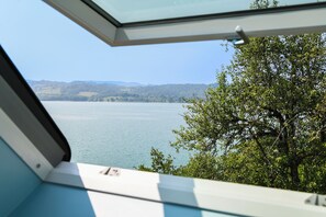 Quarto casal, vista parcial para o lago | 1 quarto, ferros/tábuas de passar roupa, Wi-Fi de cortesia