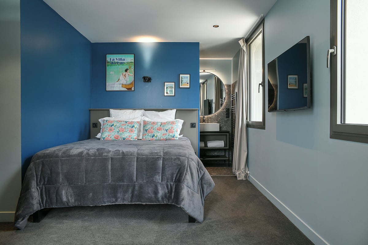 Tweepersoonskamer, balkon, uitzicht op meer | Een strijkplank/strijkijzer, gratis wifi, beddengoed