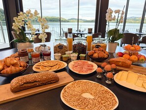 Petit déjeuner buffet (15 EUR par personne)