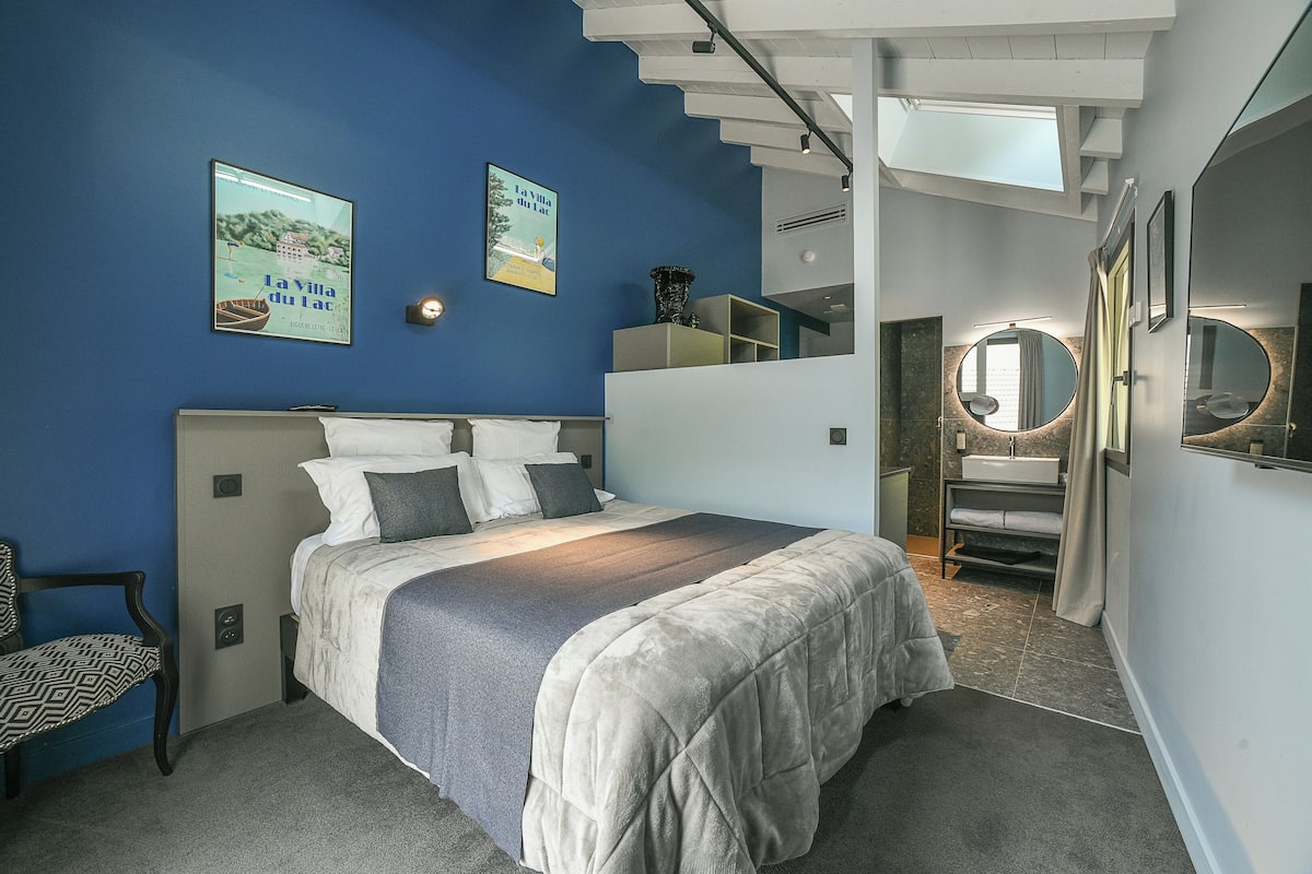 Tweepersoonskamer, balkon, uitzicht op meer | Een strijkplank/strijkijzer, gratis wifi, beddengoed