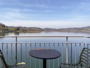 Camera doppia, balcone, vista lago | Terrazza/patio