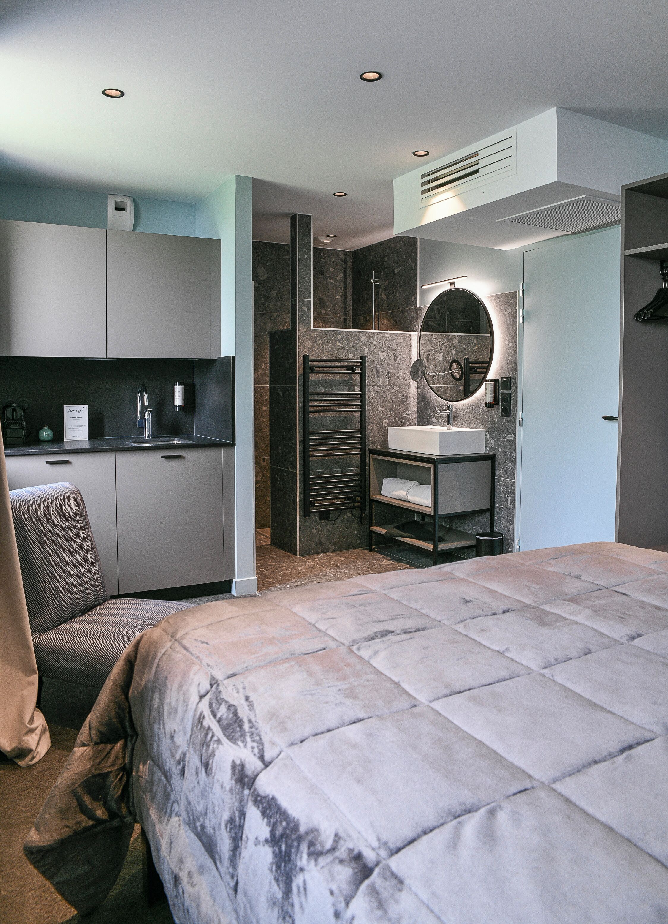 Fer et planche à repasser, Wi-Fi gratuit, draps fournis