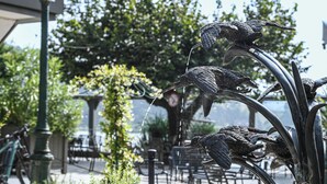 A fountain with birds and greenery in a public space. - La Villa du Lac (Aiguebelette-le-Lac)