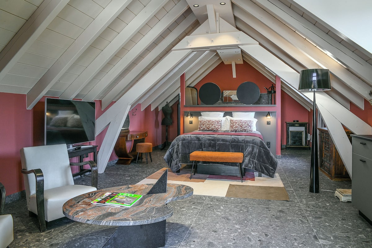 Tweepersoonskamer, gedeeltelijk uitzicht op meer | Een strijkplank/strijkijzer, gratis wifi, beddengoed