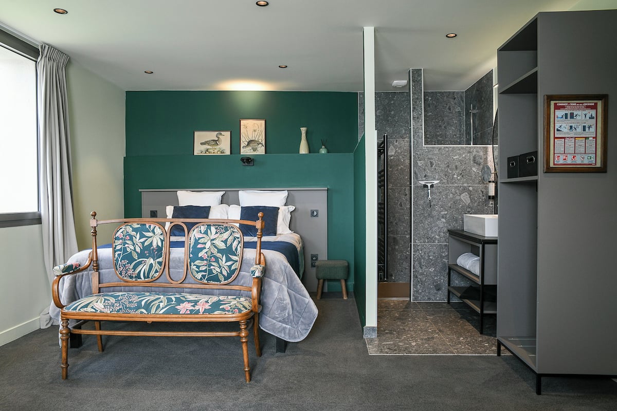 Tweepersoonskamer, balkon, uitzicht op meer | Een strijkplank/strijkijzer, gratis wifi, beddengoed