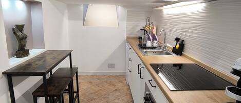 Frigorífico, horno, placa de cocina y cafetera o tetera