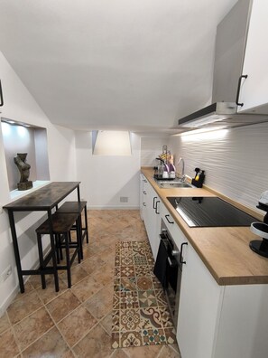 Kühlschrank, Ofen, Herdplatte, Wasserkocher mit Kaffee-/Teezubehör