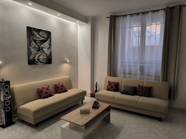 Smart-TV, Bücher, Stereoanlage