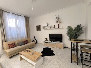 Smart TV, books, stereo