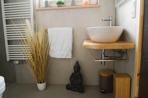House, 3 Bedrooms, Smoking, Balcony | Bathroom