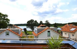 Quartiere residenziale con case dotate di tetti in tegole rosse e vista sul lago.