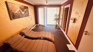 A hotel room with two beds, a large window with blinds, a small table, and a door with a digital lock. - Weißt Du Noch- Luxus am See (Krakow am See)