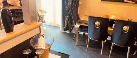 Appartement, 1 chambre, accessible aux personnes à mobilité réduite, vue jardin | Bar lounge