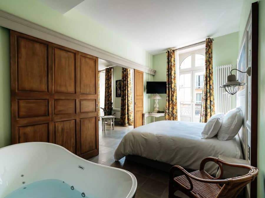 Romantic Apartment, City View | Egyptian cotton sheets, premium bedding, down duvets, pillow-top beds
