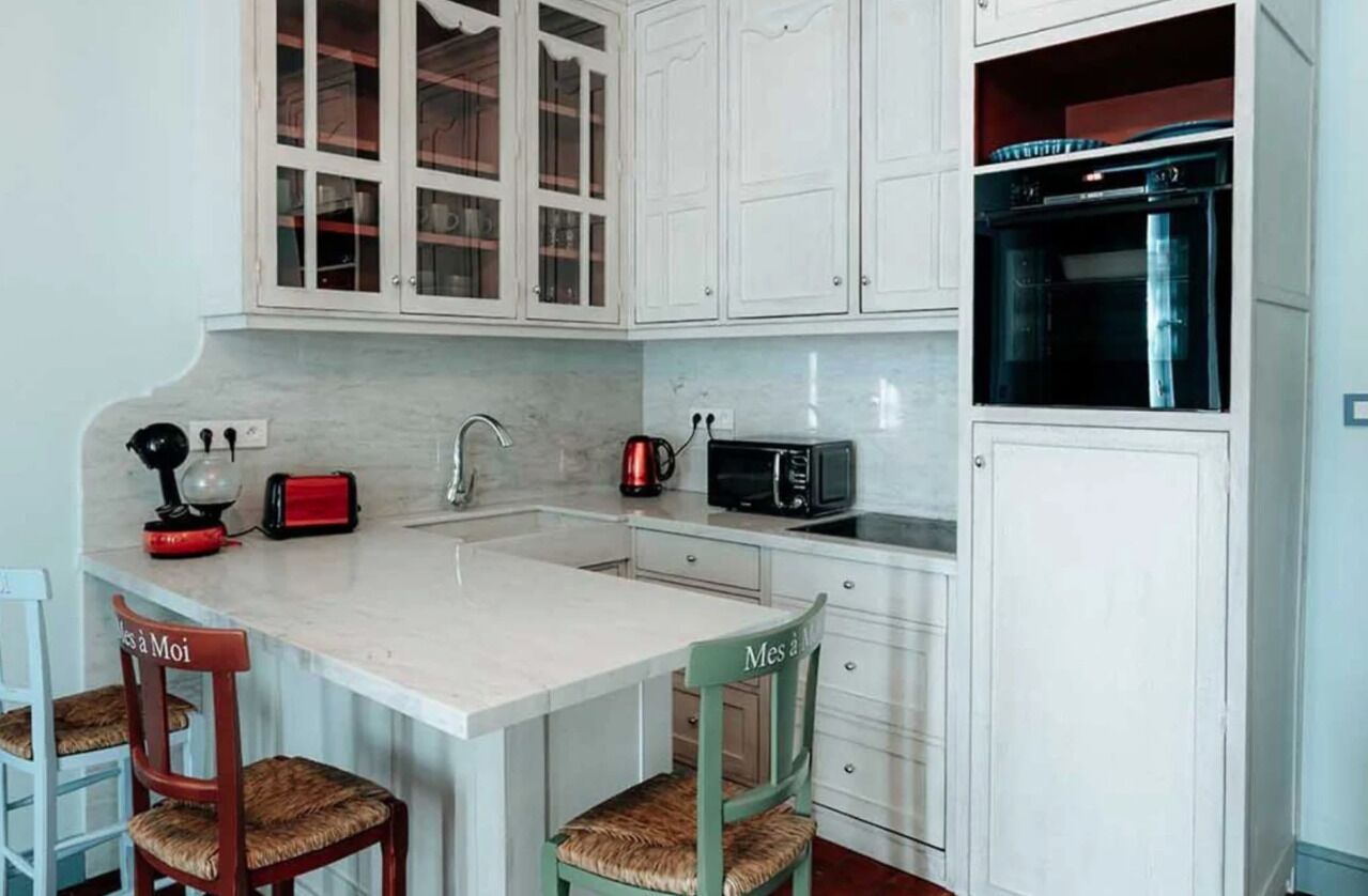 Appartement Romantique, vue ville | Cuisine privée | Grand réfrigérateur, micro-ondes, four, plaque de cuisson