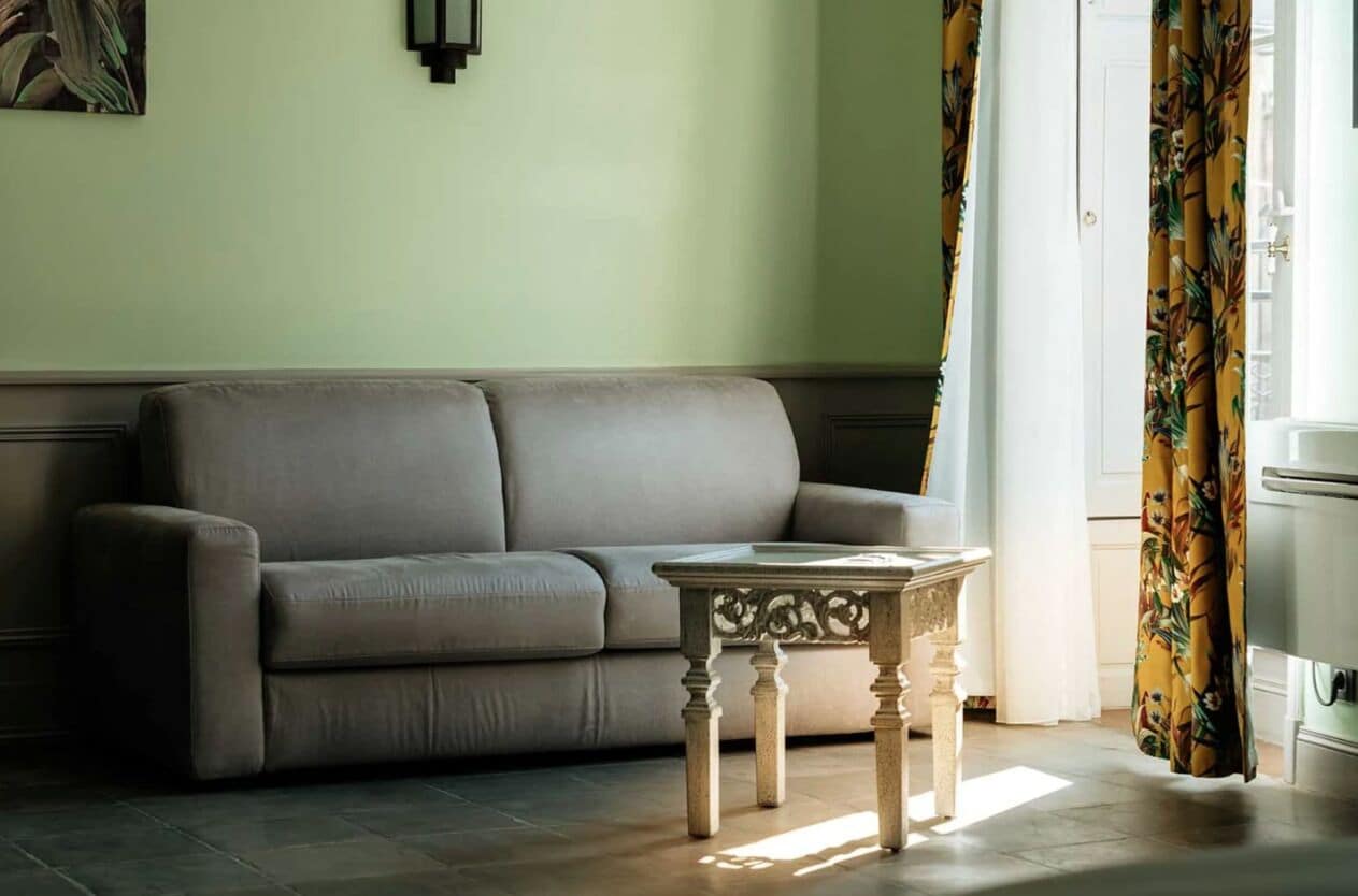 Un salon avec un canapé et une petite table.
