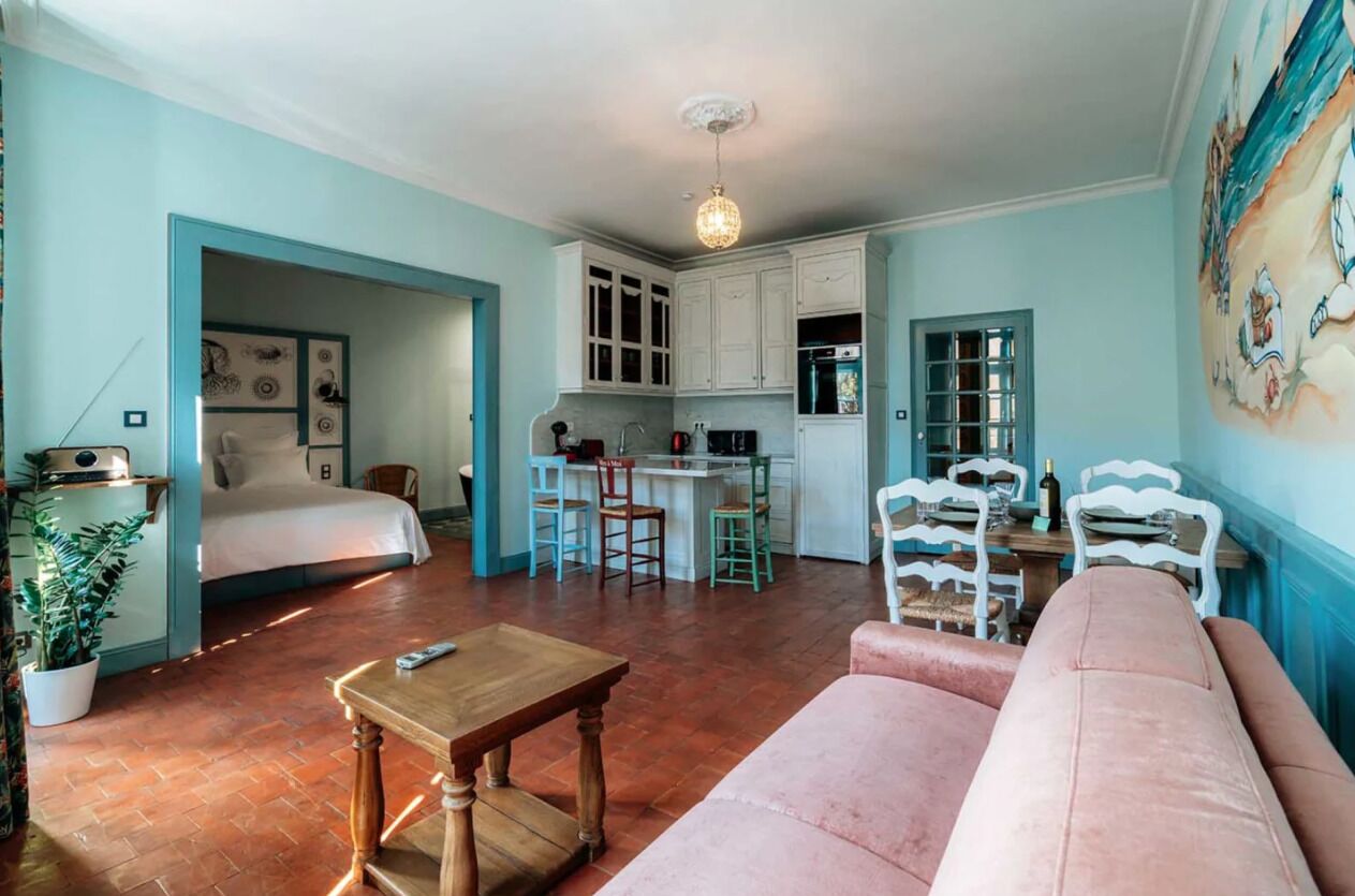 Apartamento romântico, vista para a cidade | Área de estar | TV LED, Netflix, serviços de streaming