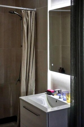 Séchoir à cheveux, serviettes fournies