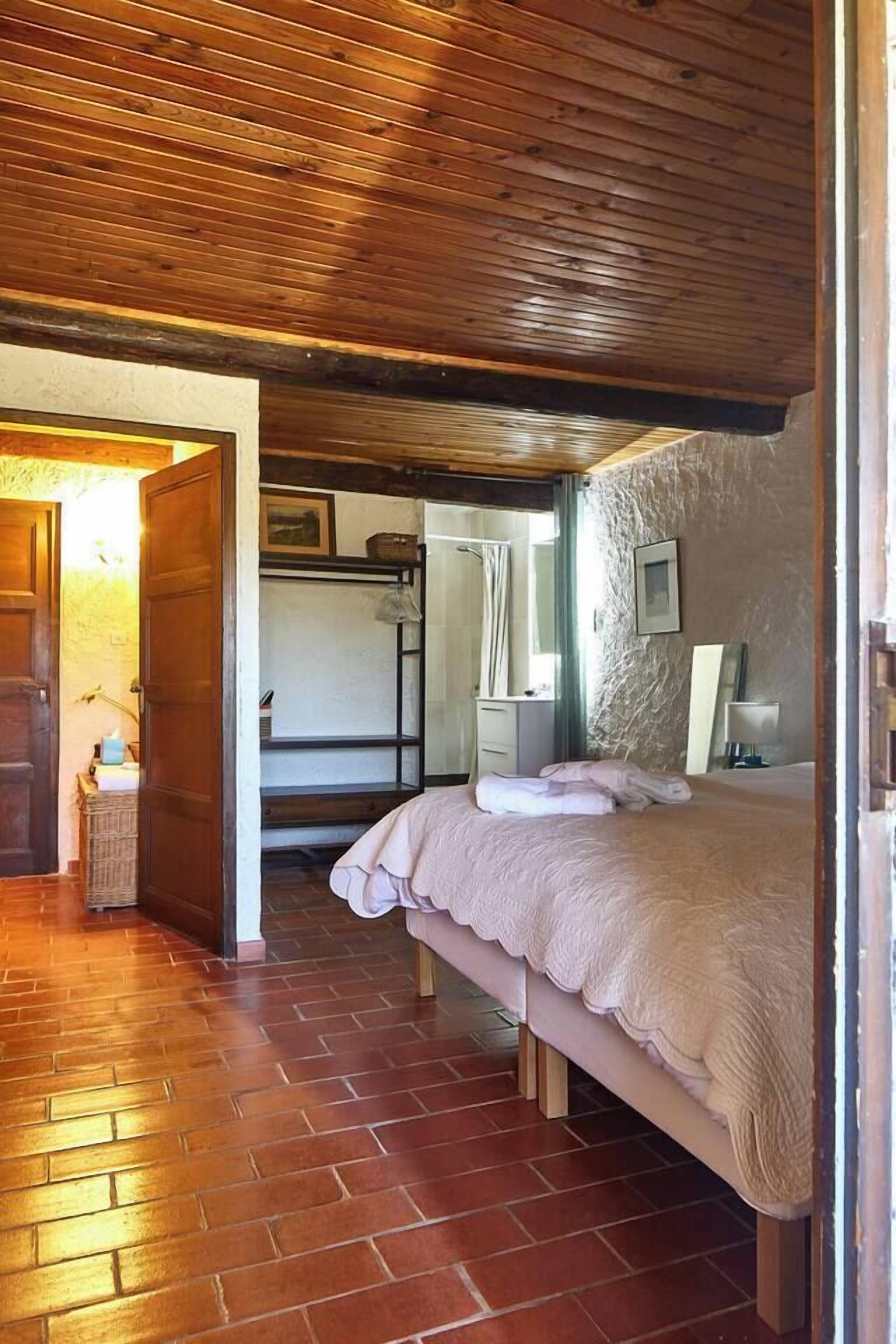 1 bedroom, iron/ironing board, internet, bed sheets