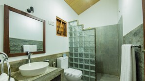 Pancuran mandi, pengering rambut, selipar, bidet 