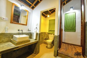 Quarto superior | Banheiro | Chuveiro, secador de cabelo, chinelos, bidê