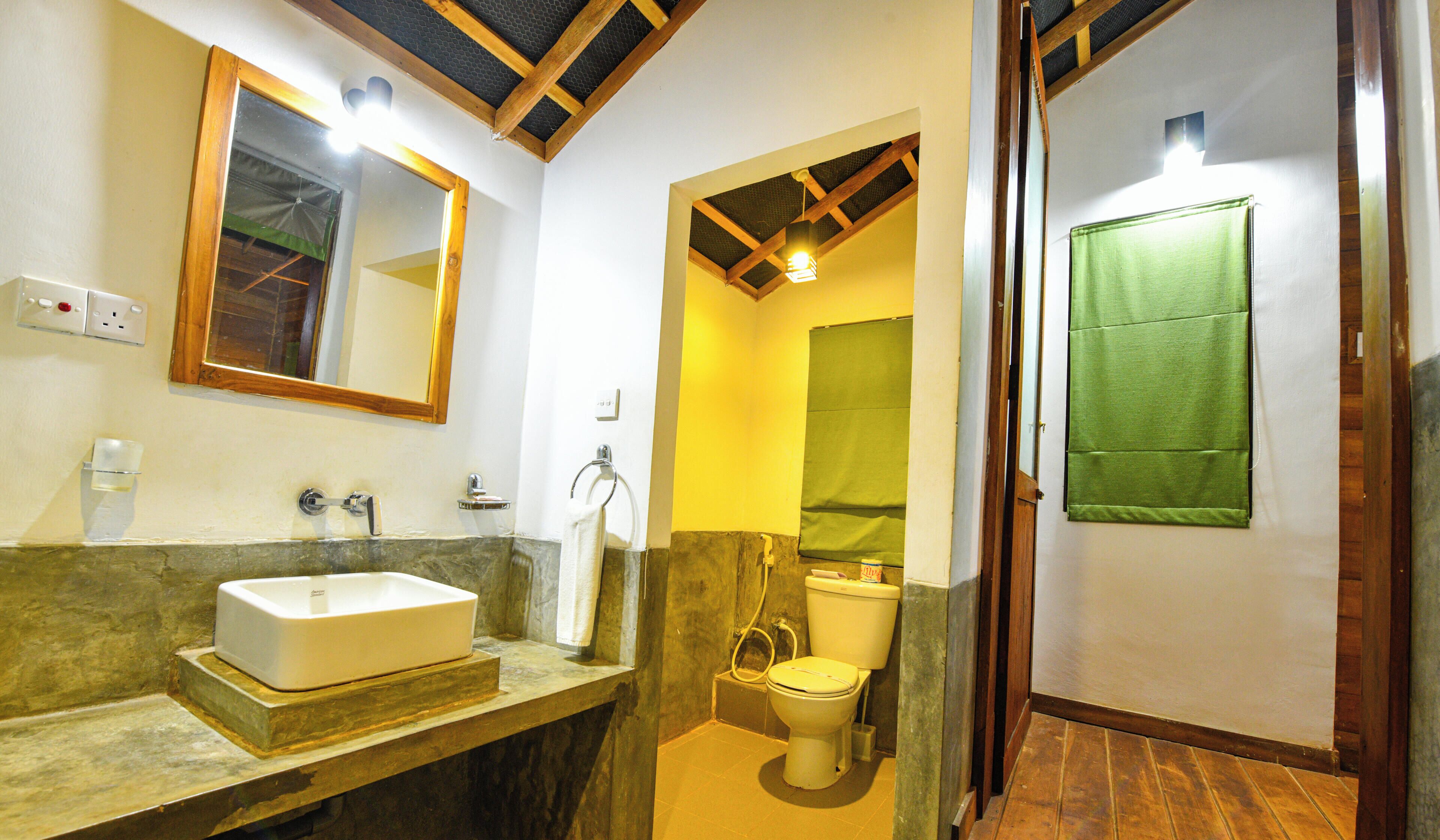 Chambre Supérieure | Salle de bain | Douche, sèche-cheveux, chaussons, bidet
