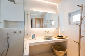 Douche, articles de toilette écologiques, sèche-cheveux
