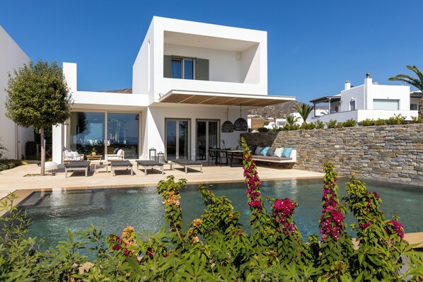 Outdoor pool - Aequora Villa I - Beachfront, 5 min away from the Golden Beach, Infinity Pool (Paros, Cyclades)