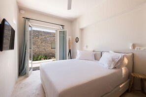 4 bedrooms, in-room safe, desk, iron/ironing board - Aequora Villa I - Beachfront, 5 min away from the Golden Beach, Infinity Pool (Paros, Cyclades)