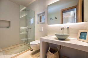Dusche, umweltfreundliche Kosmetikartikel, Haartrockner, Handtücher