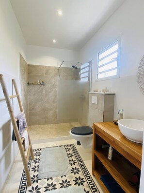 Shower, towels - Villa Mahé with pool and sea view (Saint-Paul)