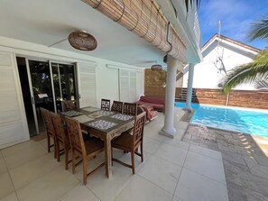 Outdoor dining - Villa Mahé with pool and sea view (Saint-Paul)