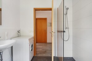 Shower, hair dryer, towels - Apartment 'Reiser' with Private Terrace, Private Garden and Wi-Fi (Alpirsbach)