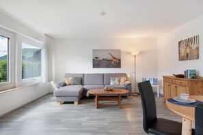 TV, stereo - Apartment 'Reiser' with Private Terrace, Private Garden and Wi-Fi (Alpirsbach)